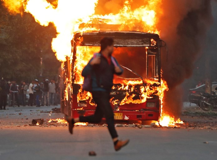 Tientallen gewonden bij gewelddadig protest tegen burgerschapswet in New Delhi