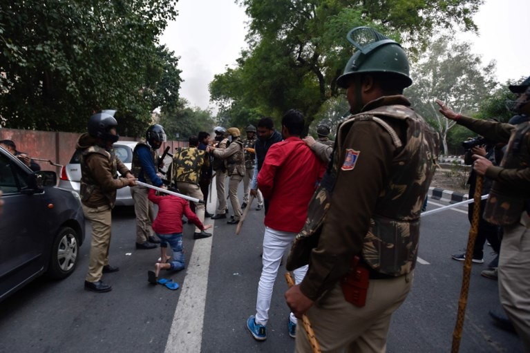 Tientallen gewonden bij gewelddadig protest tegen burgerschapswet in New Delhi