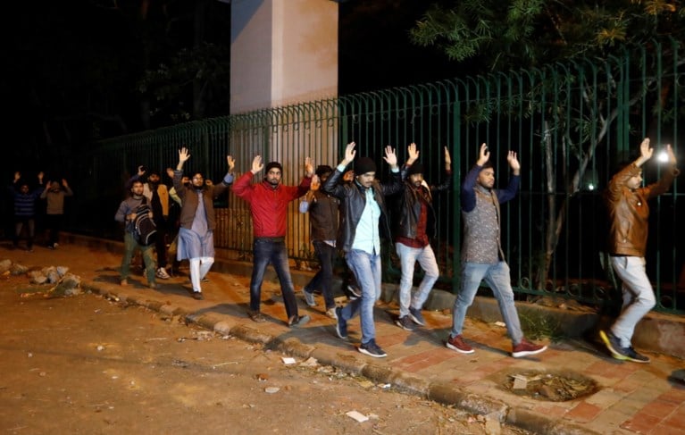 Tientallen gewonden bij gewelddadig protest tegen burgerschapswet in New Delhi