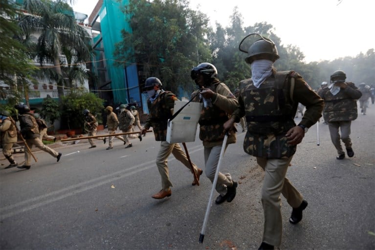 Tientallen gewonden bij gewelddadig protest tegen burgerschapswet in New Delhi
