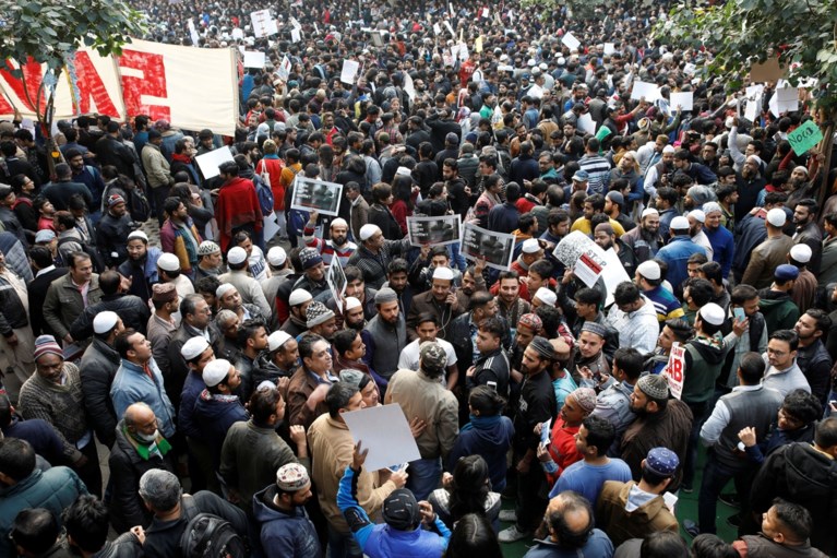 Tientallen gewonden bij gewelddadig protest tegen burgerschapswet in New Delhi