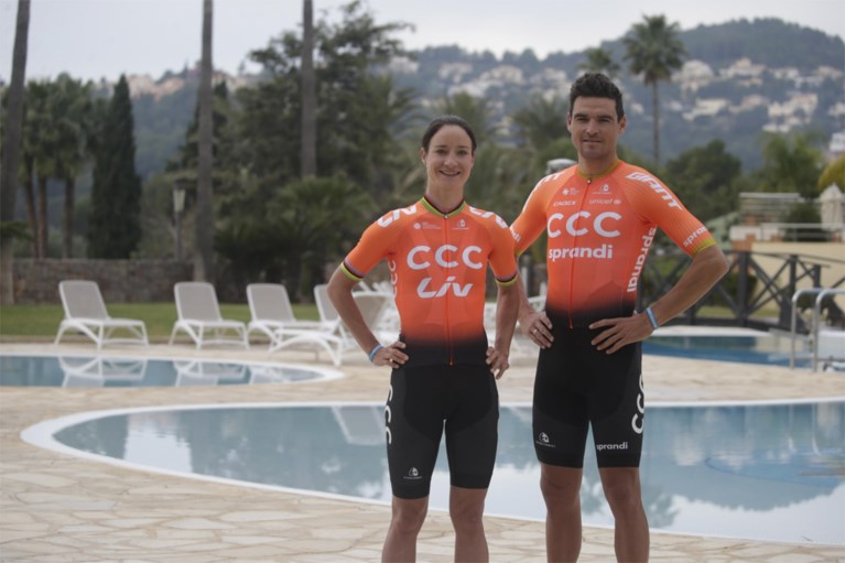 Greg Van Avermaet showt nieuw truitje van CCC