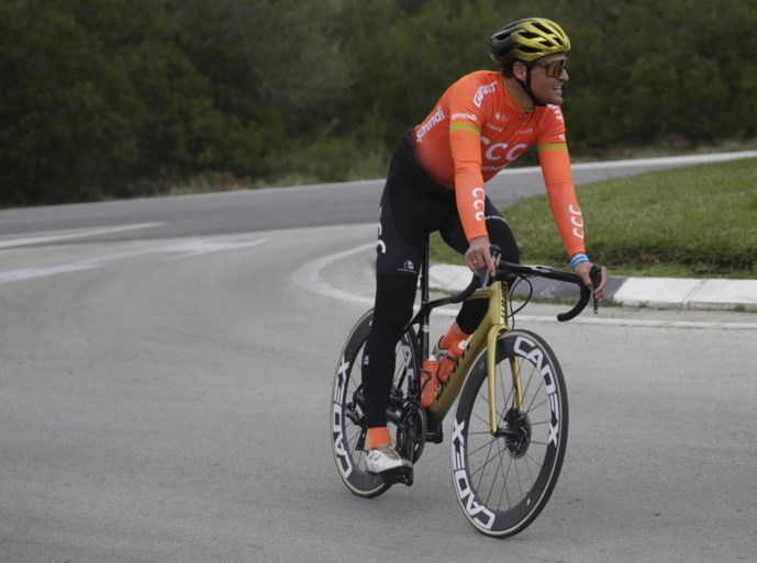 Greg Van Avermaet showt nieuw truitje van CCC