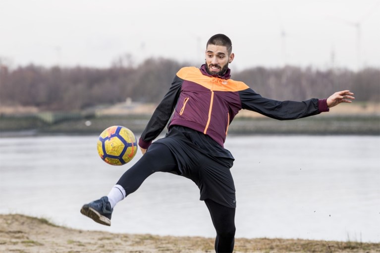 Wie zien we daar op het strand van Sint-Anneke? Yannick Carrasco!