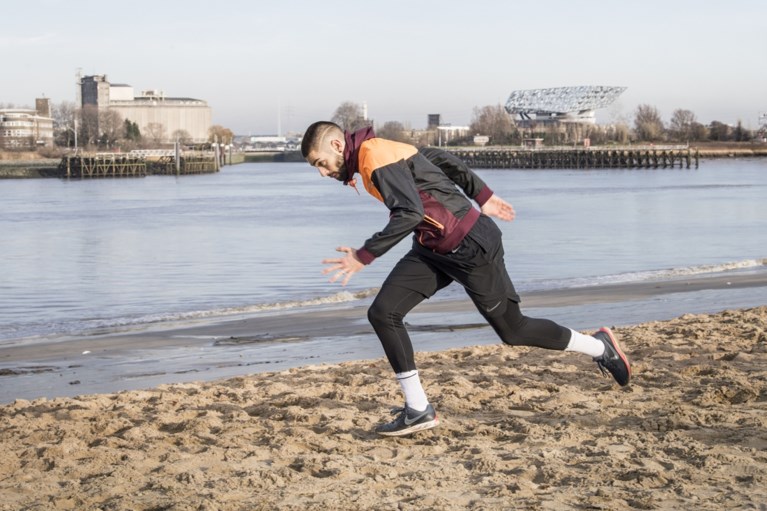 Wie zien we daar op het strand van Sint-Anneke? Yannick Carrasco!