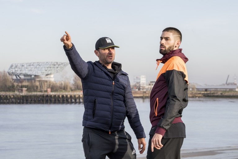 Wie zien we daar op het strand van Sint-Anneke? Yannick Carrasco!