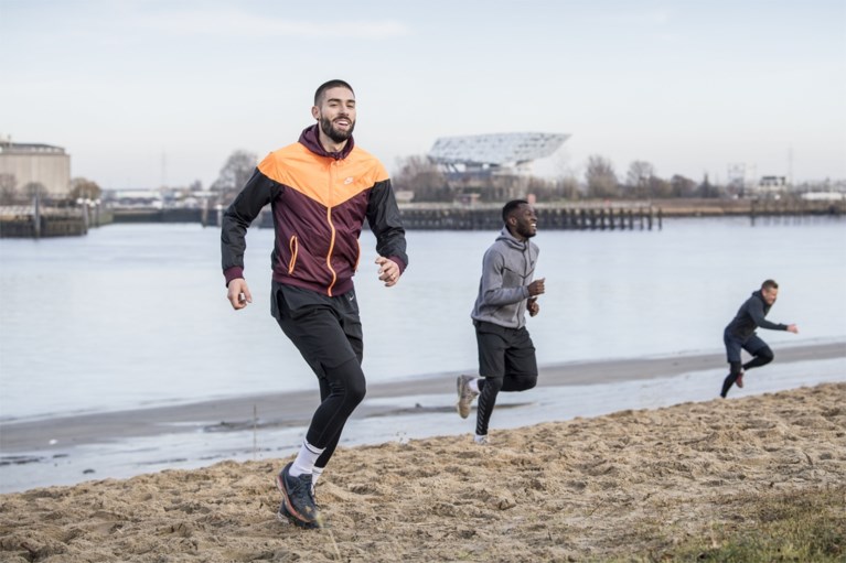 Wie zien we daar op het strand van Sint-Anneke? Yannick Carrasco!