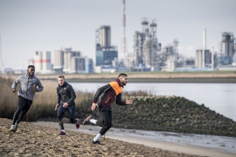 Wie zien we daar op het strand van Sint-Anneke? Yannick Carrasco!