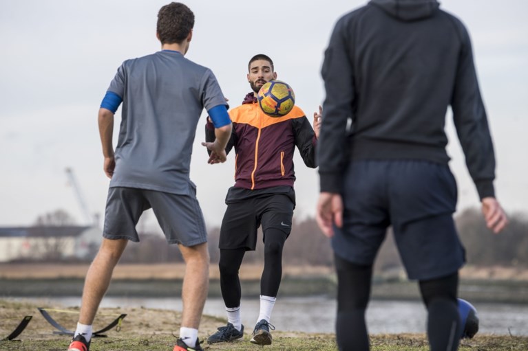 Wie zien we daar op het strand van Sint-Anneke? Yannick Carrasco!