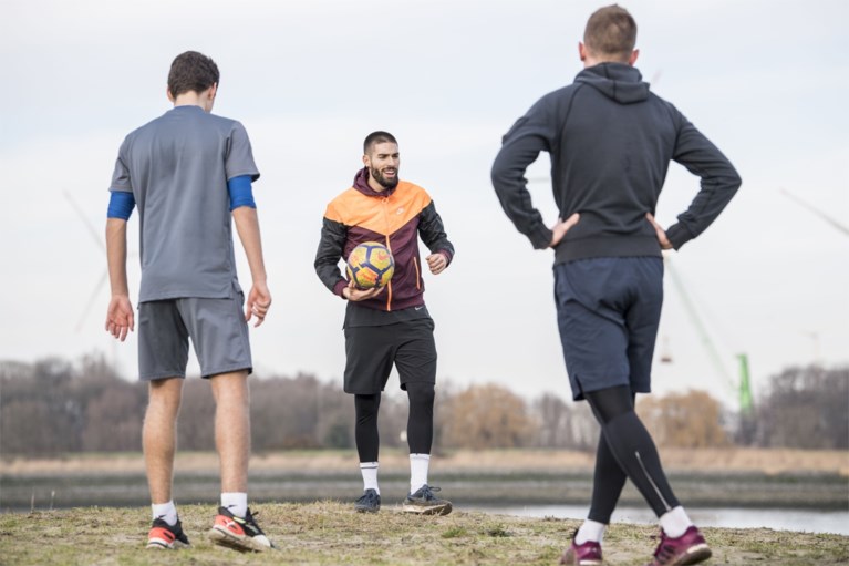 Wie zien we daar op het strand van Sint-Anneke? Yannick Carrasco!