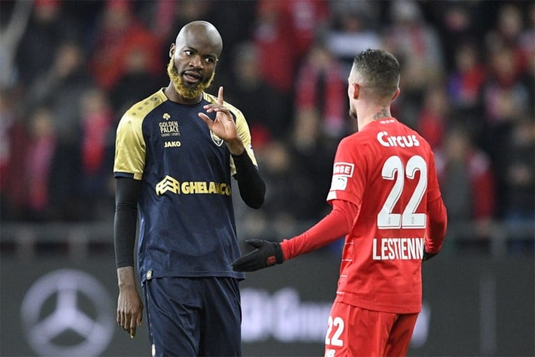 Match op Standard nog ontsierd na onnodige actie Lamkel Zé, maar Antwerp knokt zich richting halve finales van de Croky Cup