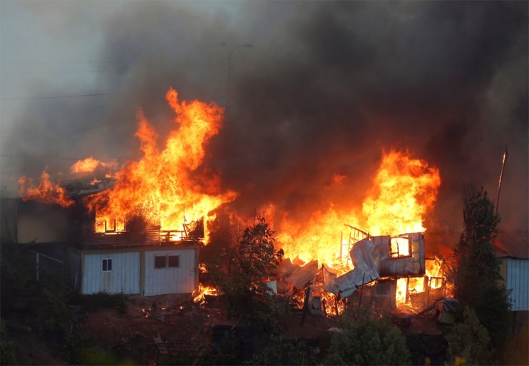 Noodtoestand door aangestoken vuurzee in Valparaiso: woningen vernield, 90.000 mensen zonder stroom en massale evacuatie
