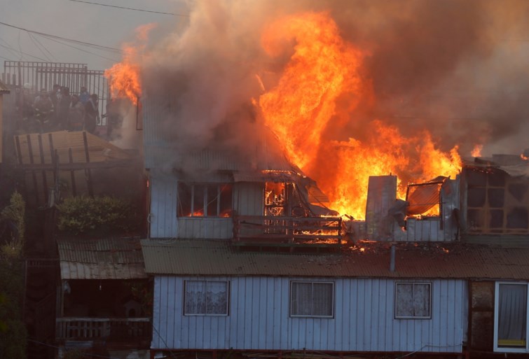 Noodtoestand door aangestoken vuurzee in Valparaiso: woningen vernield, 90.000 mensen zonder stroom en massale evacuatie