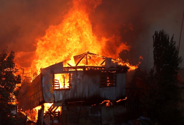Noodtoestand door aangestoken vuurzee in Valparaiso: woningen vernield, 90.000 mensen zonder stroom en massale evacuatie