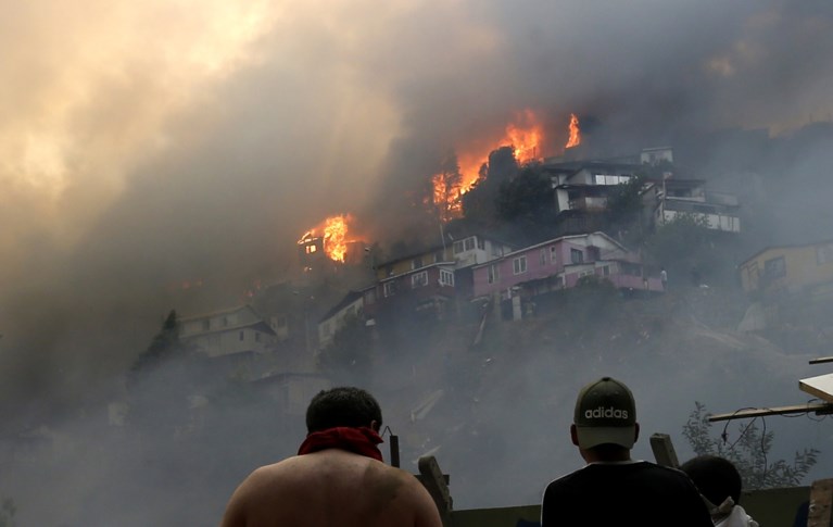 Noodtoestand door aangestoken vuurzee in Valparaiso: woningen vernield, 90.000 mensen zonder stroom en massale evacuatie