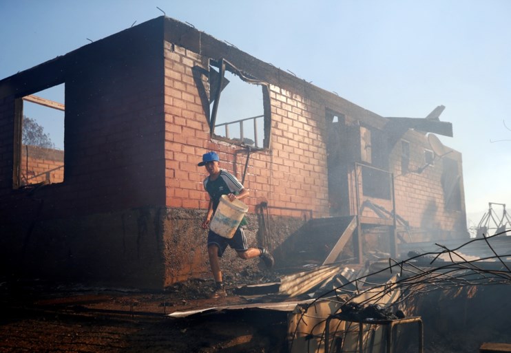Noodtoestand door aangestoken vuurzee in Valparaiso: woningen vernield, 90.000 mensen zonder stroom en massale evacuatie