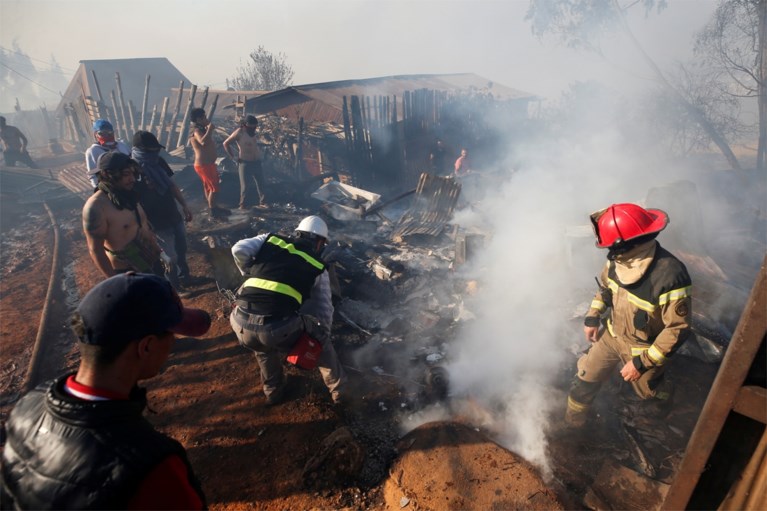 Noodtoestand door aangestoken vuurzee in Valparaiso: woningen vernield, 90.000 mensen zonder stroom en massale evacuatie