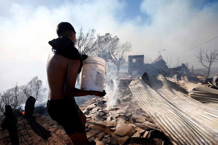 Noodtoestand door aangestoken vuurzee in Valparaiso: woningen vernield, 90.000 mensen zonder stroom en massale evacuatie
