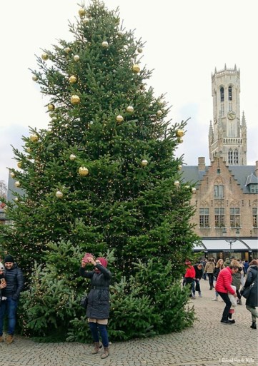 Kerstboom in Brugge is z’n ballen kwijt: “Dit kan niet de bedoeling zijn”