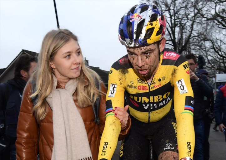 Wout van Aert laat zich opmerken, maar Van der Poel trekt opnieuw aan het langste eind in Loenhout na dolle inhaalrace