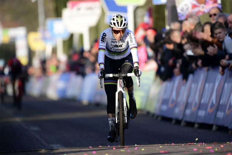 Ceylin del Carmen Alvarado slaat dubbelslag in Loenhout: winst en leidster in DVV-trofee