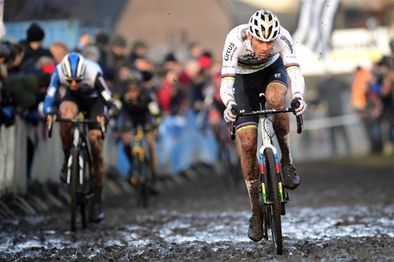 Wout van Aert laat zich opmerken, maar Van der Poel trekt opnieuw aan het langste eind in Loenhout na dolle inhaalrace