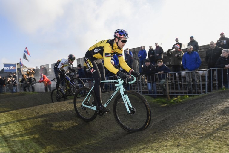 Wout van Aert laat zich opmerken, maar Van der Poel trekt opnieuw aan het langste eind in Loenhout na dolle inhaalrace