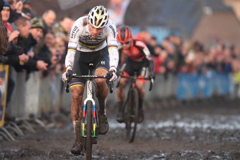 Wout van Aert laat zich opmerken, maar Van der Poel trekt opnieuw aan het langste eind in Loenhout na dolle inhaalrace