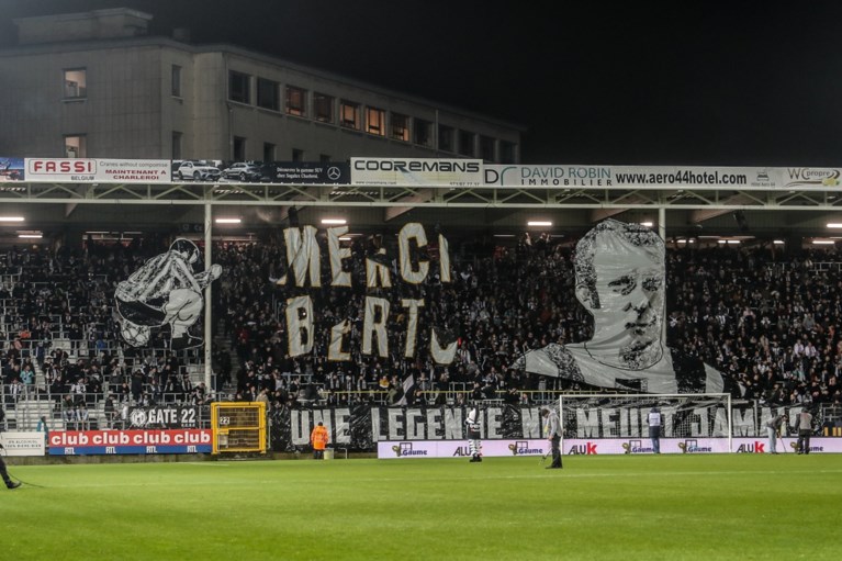Ontroerend: kleinzoon eert overleden clubicoon van Charleroi door… op een bal te gaan zitten