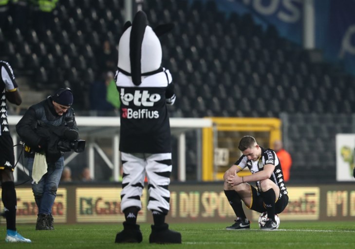 Ontroerend: kleinzoon eert overleden clubicoon van Charleroi door… op een bal te gaan zitten