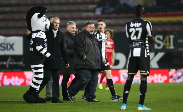 Ontroerend: kleinzoon eert overleden clubicoon van Charleroi door… op een bal te gaan zitten