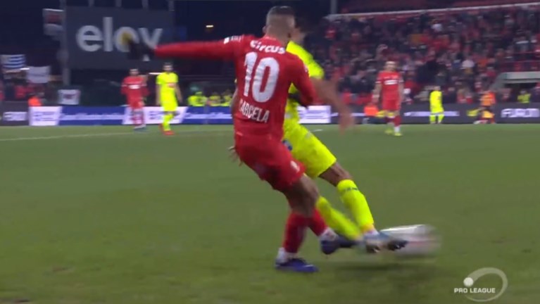 Het potje kookt (alweer) over bij Mehdi Carcela, die ontsnapt aan rood