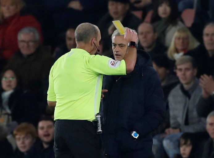 José Mourinho krijgt geel voor spieken: “Ik was misschien grof, maar dan wel tegenover een idioot”