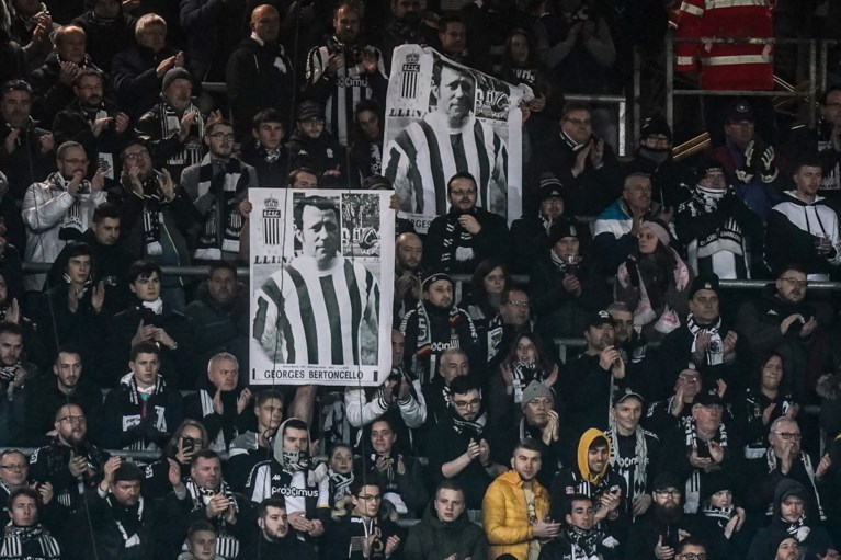 Ontroerend: kleinzoon eert overleden clubicoon van Charleroi door… op een bal te gaan zitten