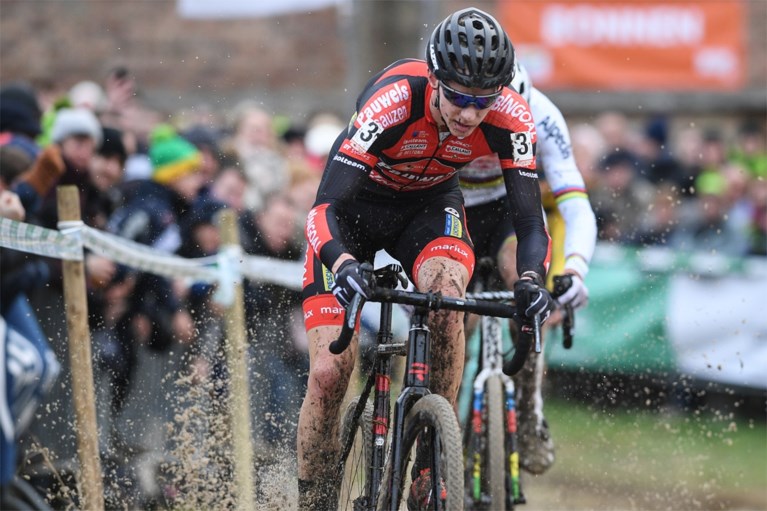 Mathieu van der Poel ziet volk tijdens nieuwe zege in Gullegem: “Heb het zelden zo druk geweten”