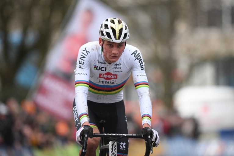 Zelfs een koprol kan Mathieu van der Poel niet van overwinning houden in Universiteitscross Brussel