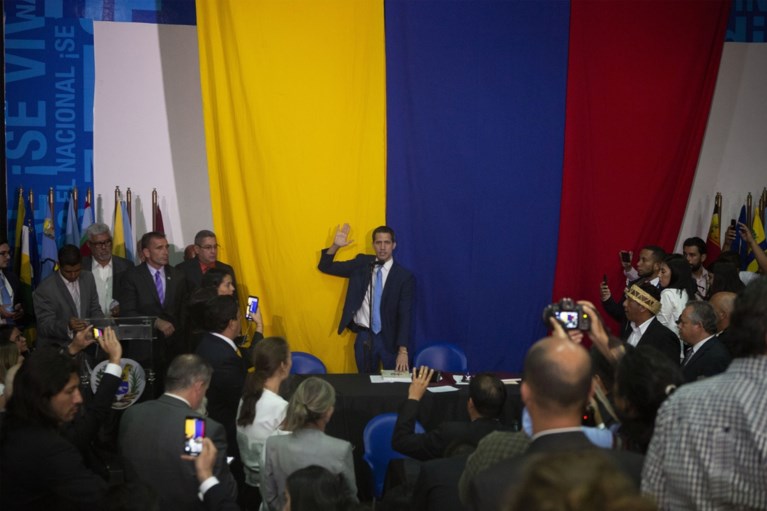 Dissident oppositielid roept zichzelf uit tot parlementsvoorzitter Venezuela terwijl Guaido buitengehouden wordt
