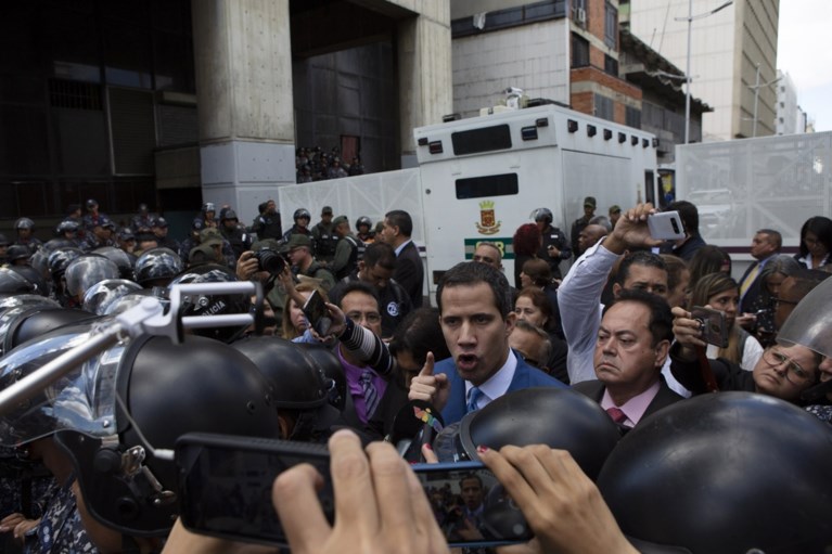 Dissident oppositielid roept zichzelf uit tot parlementsvoorzitter Venezuela terwijl Guaido buitengehouden wordt