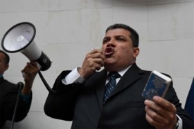 Dissident oppositielid roept zichzelf uit tot parlementsvoorzitter Venezuela terwijl Guaido buitengehouden wordt