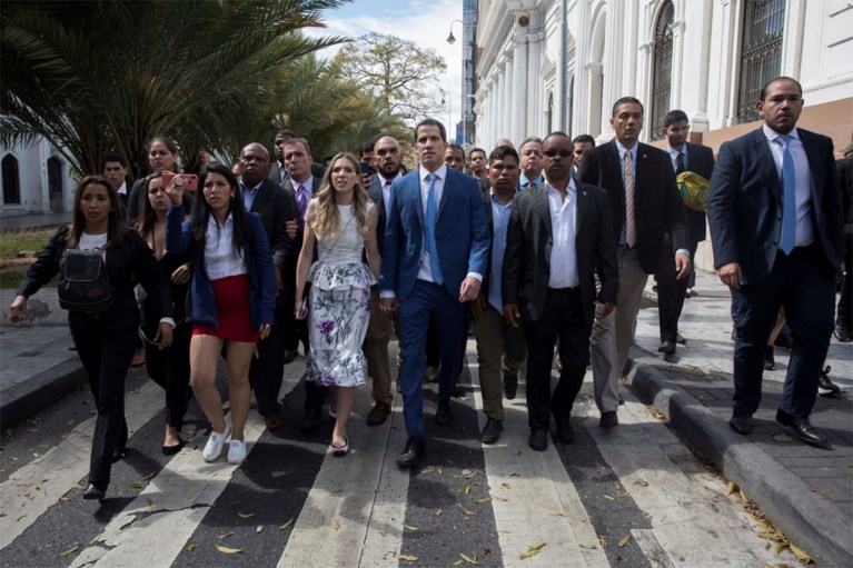 Dissident oppositielid roept zichzelf uit tot parlementsvoorzitter Venezuela terwijl Guaido buitengehouden wordt