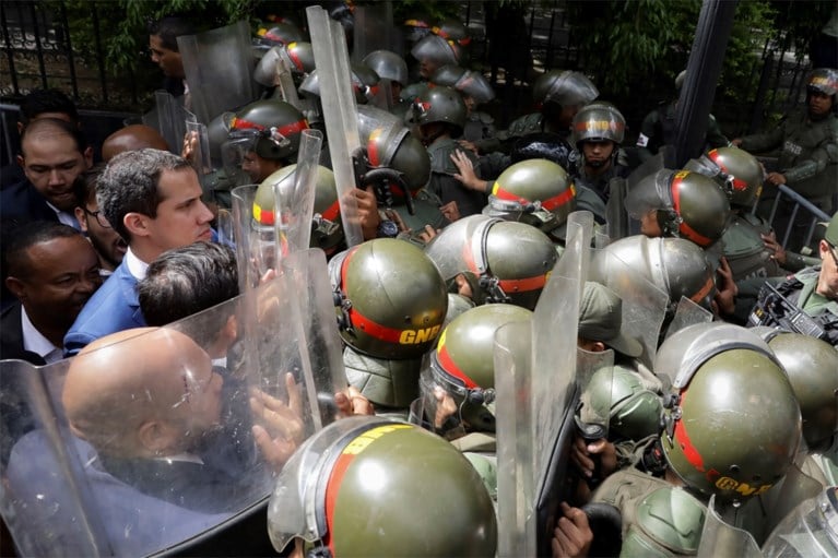 Dissident oppositielid roept zichzelf uit tot parlementsvoorzitter Venezuela terwijl Guaido buitengehouden wordt
