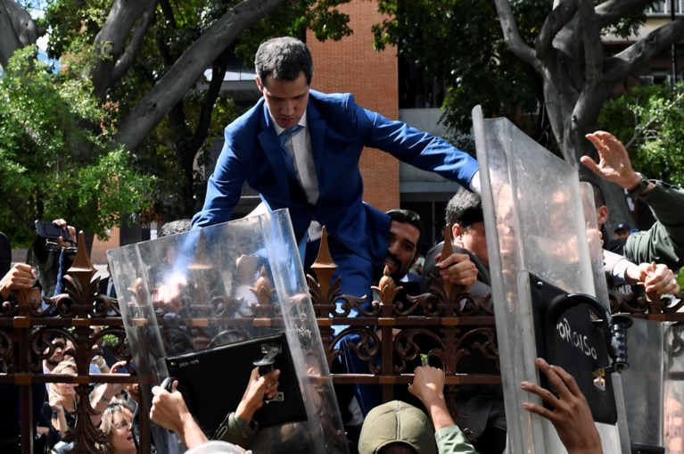 Dissident oppositielid roept zichzelf uit tot parlementsvoorzitter Venezuela terwijl Guaido buitengehouden wordt