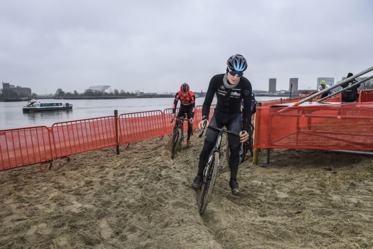 Eerste renners verkennen het parcours van het BK veldrijden: “Veel lastiger dan de Scheldecross”