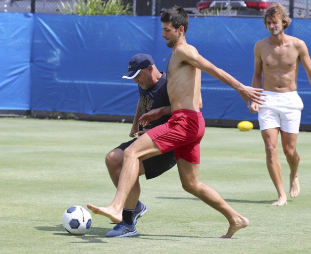 Schwalbe! Djokovic kent ook als voetballer de truken van de foor