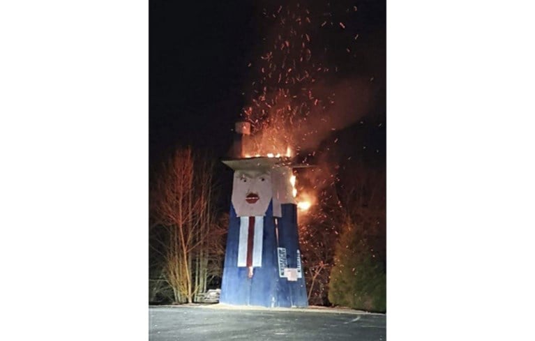 Standbeeld van Trump in Slovenië gaat in vlammen op