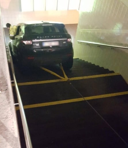 Bestuurder dondert met Range Rover van de trap aan station Lichtervelde