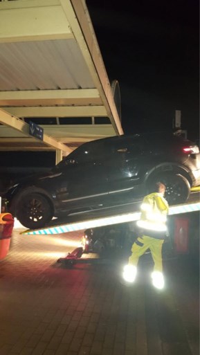 Bestuurder dondert met Range Rover van de trap aan station Lichtervelde