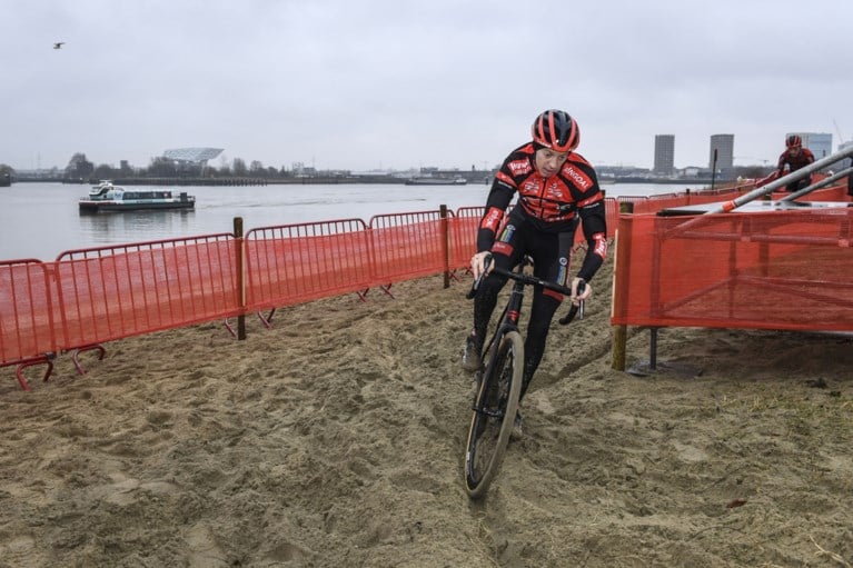 Eerste renners verkennen het parcours van het BK veldrijden: “Veel lastiger dan de Scheldecross”