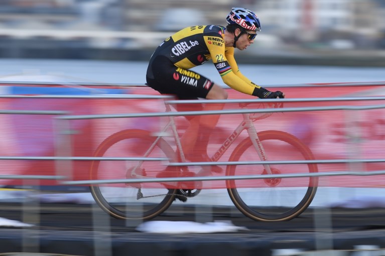 Wout van Aert zal normaal wel deelnemen aan WK: “Goesting is groot, maar pijn moet toch eens beteren”