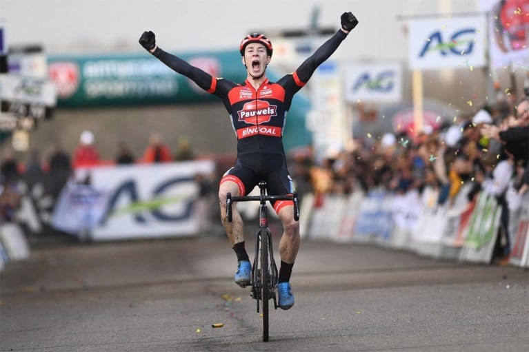 Laurens Sweeck in tranen na Belgische titel: “Deze was voor mijn grootvader, ik ben ploegmakkers enorm dankbaar”